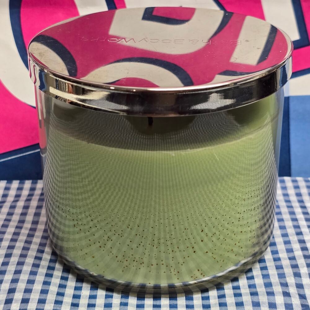 BBW Vanilla Snowflake Large 3 Wick Candle Holiday Home Fragrance Decor Preowned - Picture 3 of 4